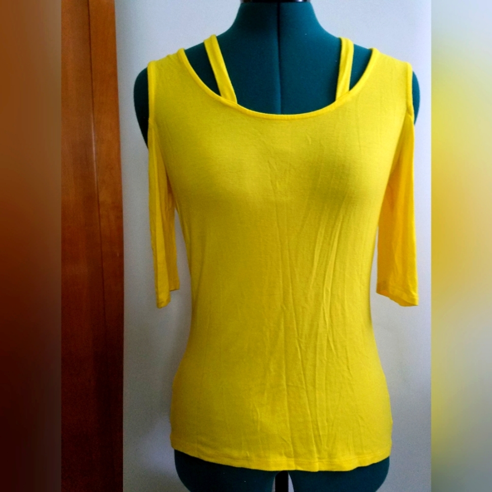 Like new Venus Cold Shoulder Top, Size Small